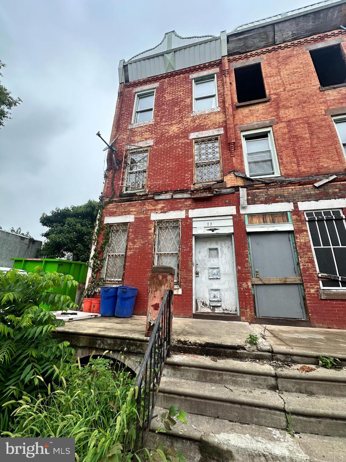 This building is not for the faint at heart. This building requires an experience renovator with knowledge. Please call for details.