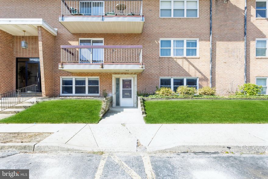 NO STAIRS - WALK RIGHT INTO THIS BEAUTIFULLY UPDATED 2BR/2BA UNIT.  BRIGHT & SPACIOUS LIVING ROOM.  MODERN EAT-IN KITCHEN WITH GRANITE COUNTERS & STAINLESS APPLIANCES.  SEPARATE DINING ROOM.  LARGE PRIMARY BEDROOM SUITE WITH AMPLE CLOSET SPACE & BATH.  GENEROUS SIZED 2ND BEDROOM. UPDATED HALL BATH.  WASHER & DRYER IN UNIT.