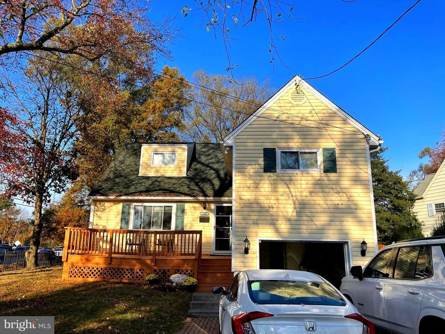 ***In College Park close to University of Maryland**** Excellent 5-level house. corner lot, 5/6 BR. 2 F. BATH, with garage and driveway for several cars. Fully fenced yard with a large deck and perfect for entertaining. Kitchens windows, siding, washer, dryer, water heater and HVAC system were replaced 5 years ago. It is conveniently located very close to I-495.    owner requires good credit