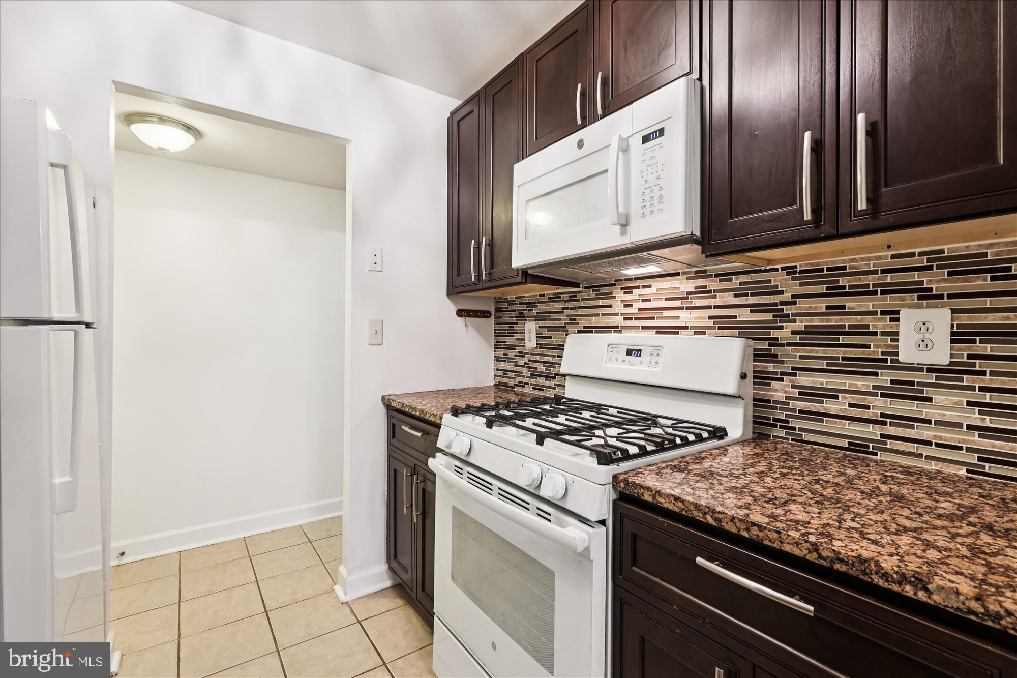 LYNDHURST CONDOS - Residential