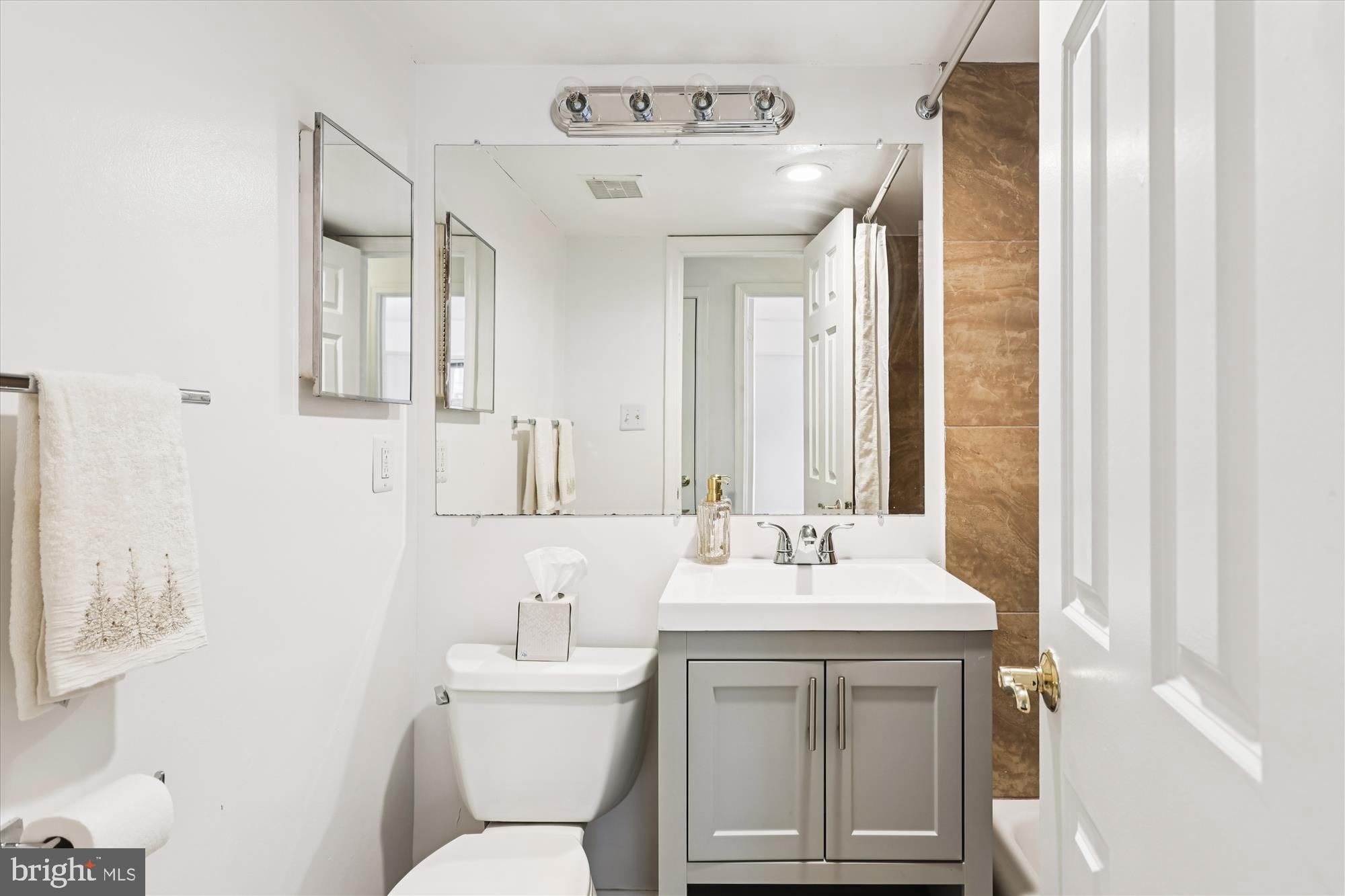 LYNDHURST CONDOS - Residential