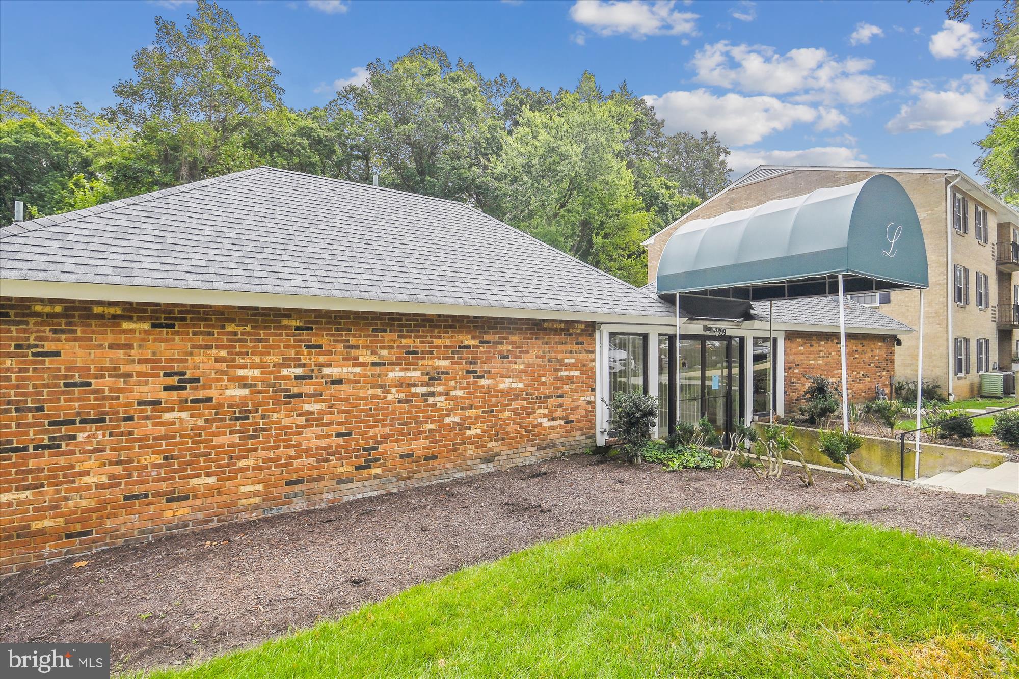 LYNDHURST CONDOS - Residential