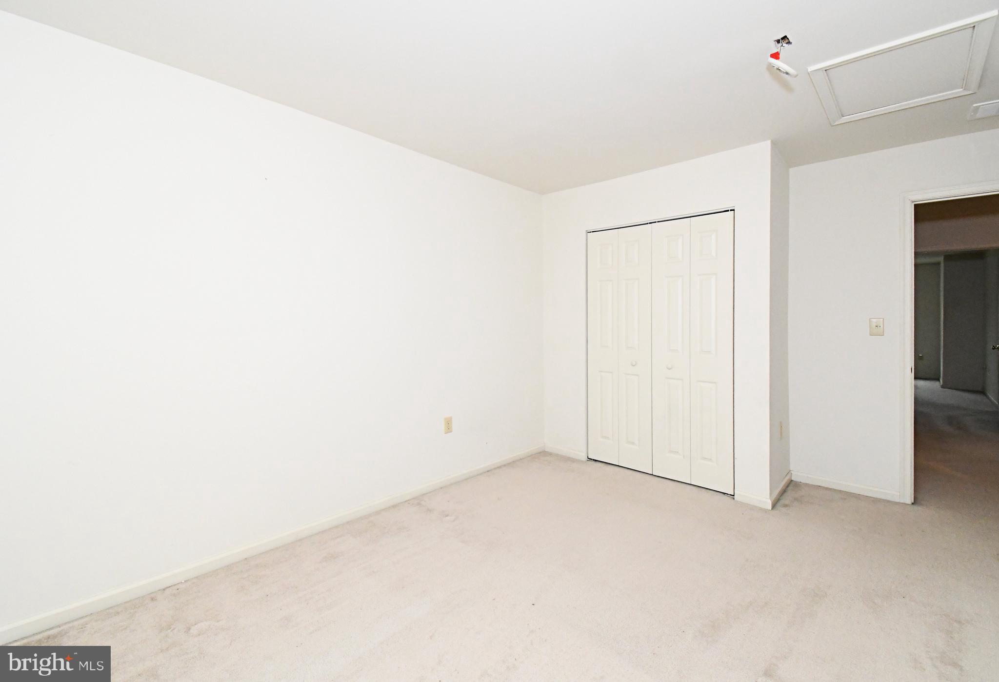 COURT AT THE LEDGES - Residential