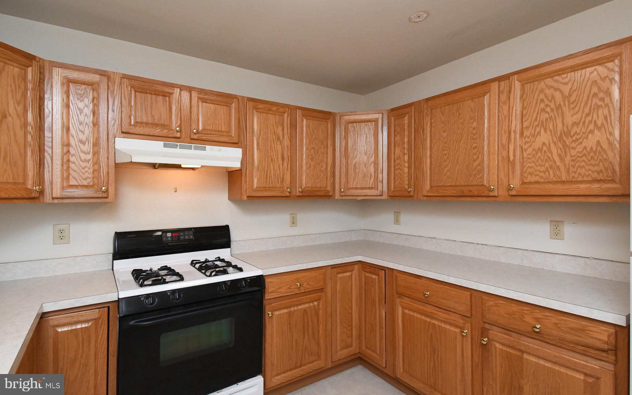 COURT AT THE LEDGES - Residential