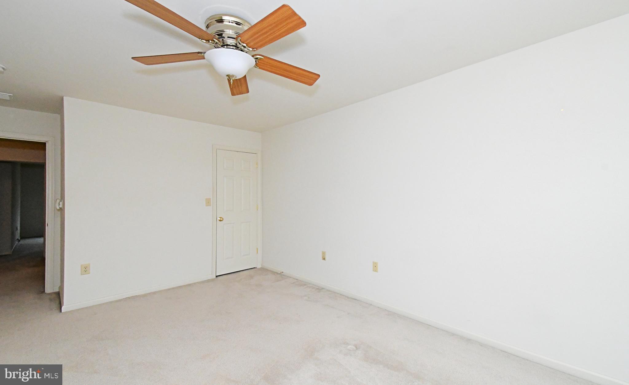 COURT AT THE LEDGES - Residential