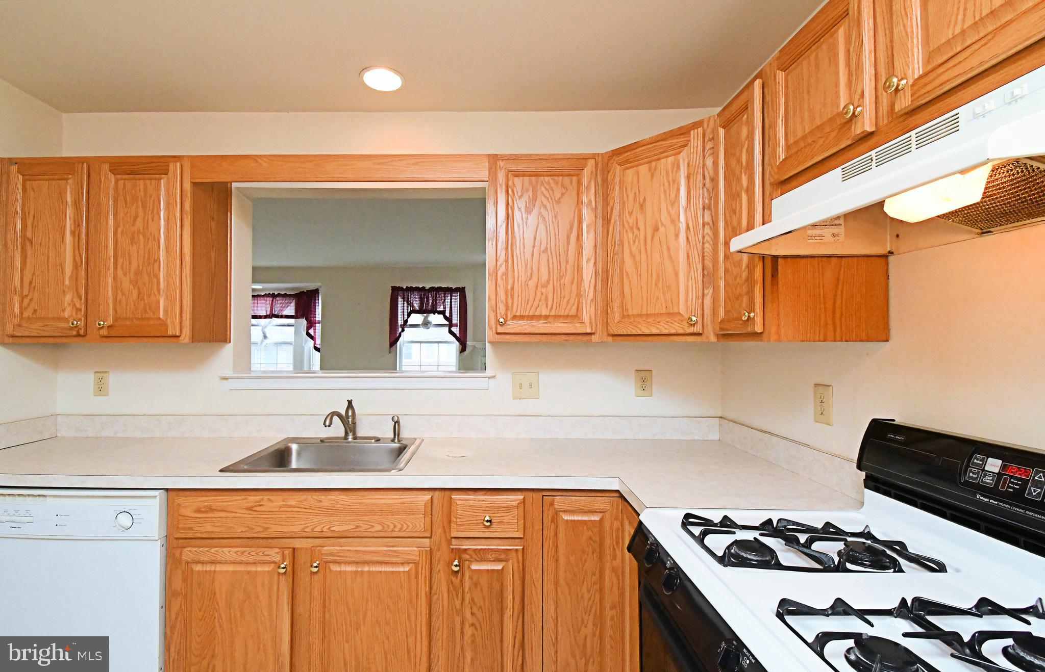 COURT AT THE LEDGES - Residential