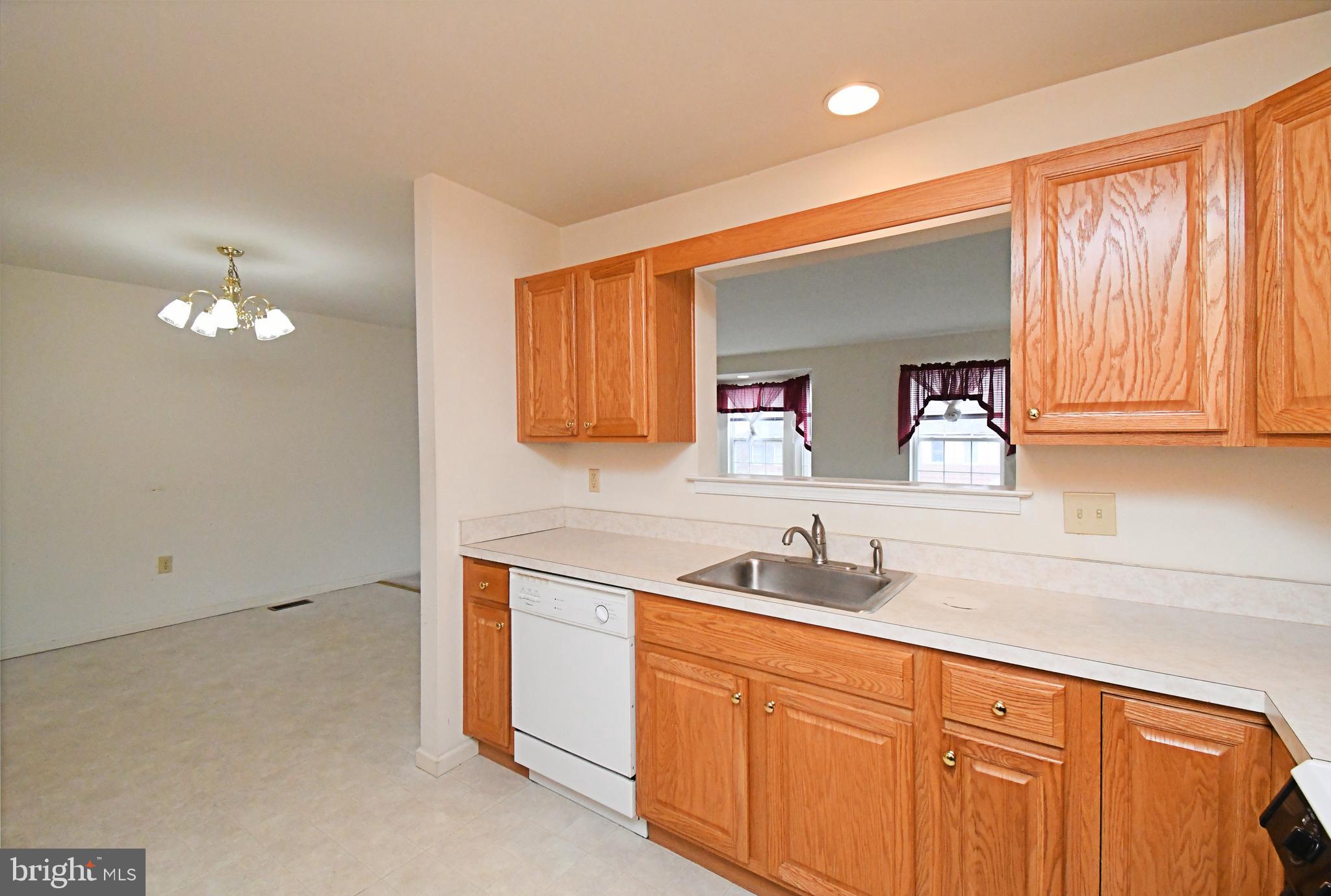 COURT AT THE LEDGES - Residential