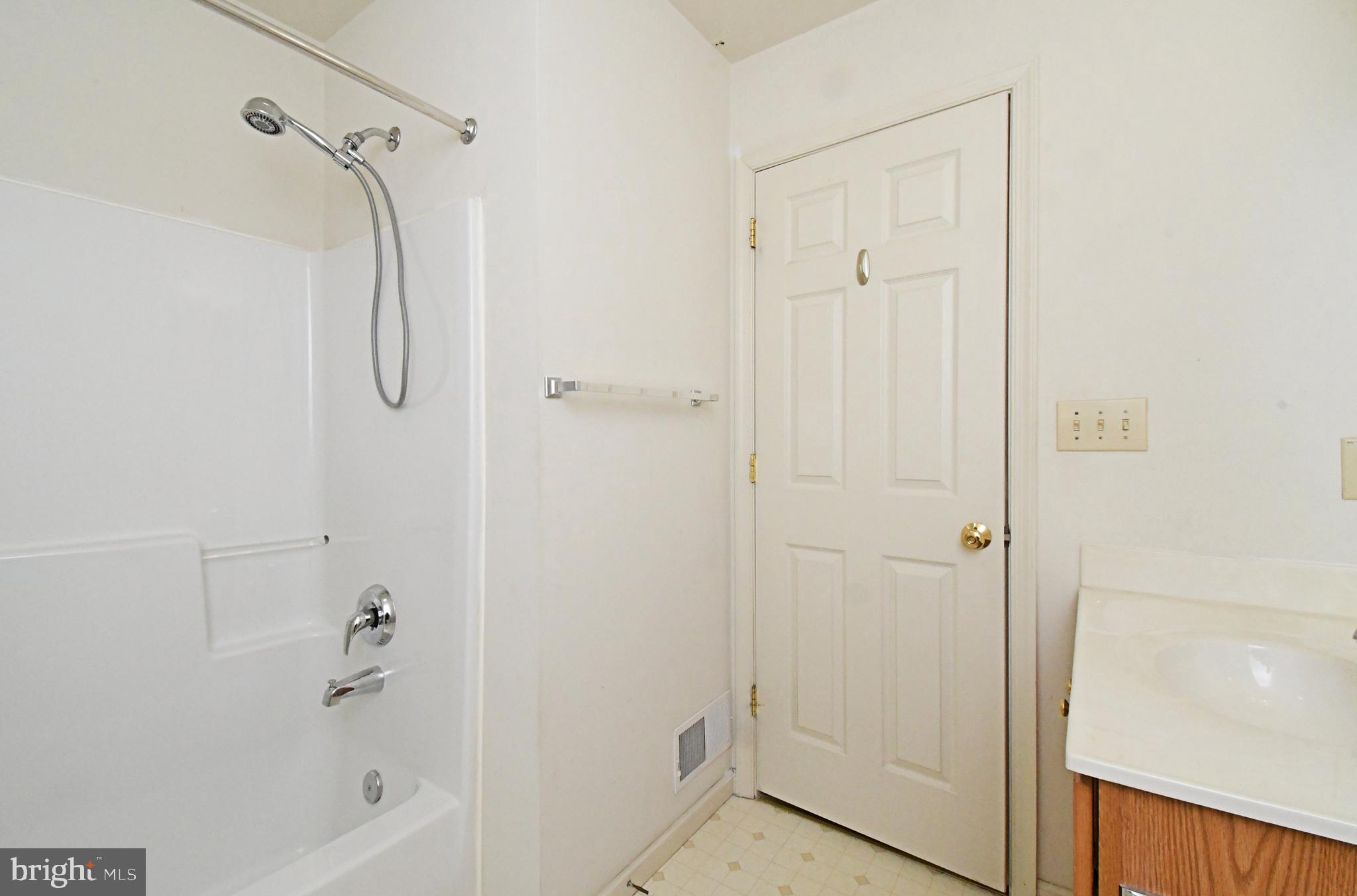 COURT AT THE LEDGES - Residential