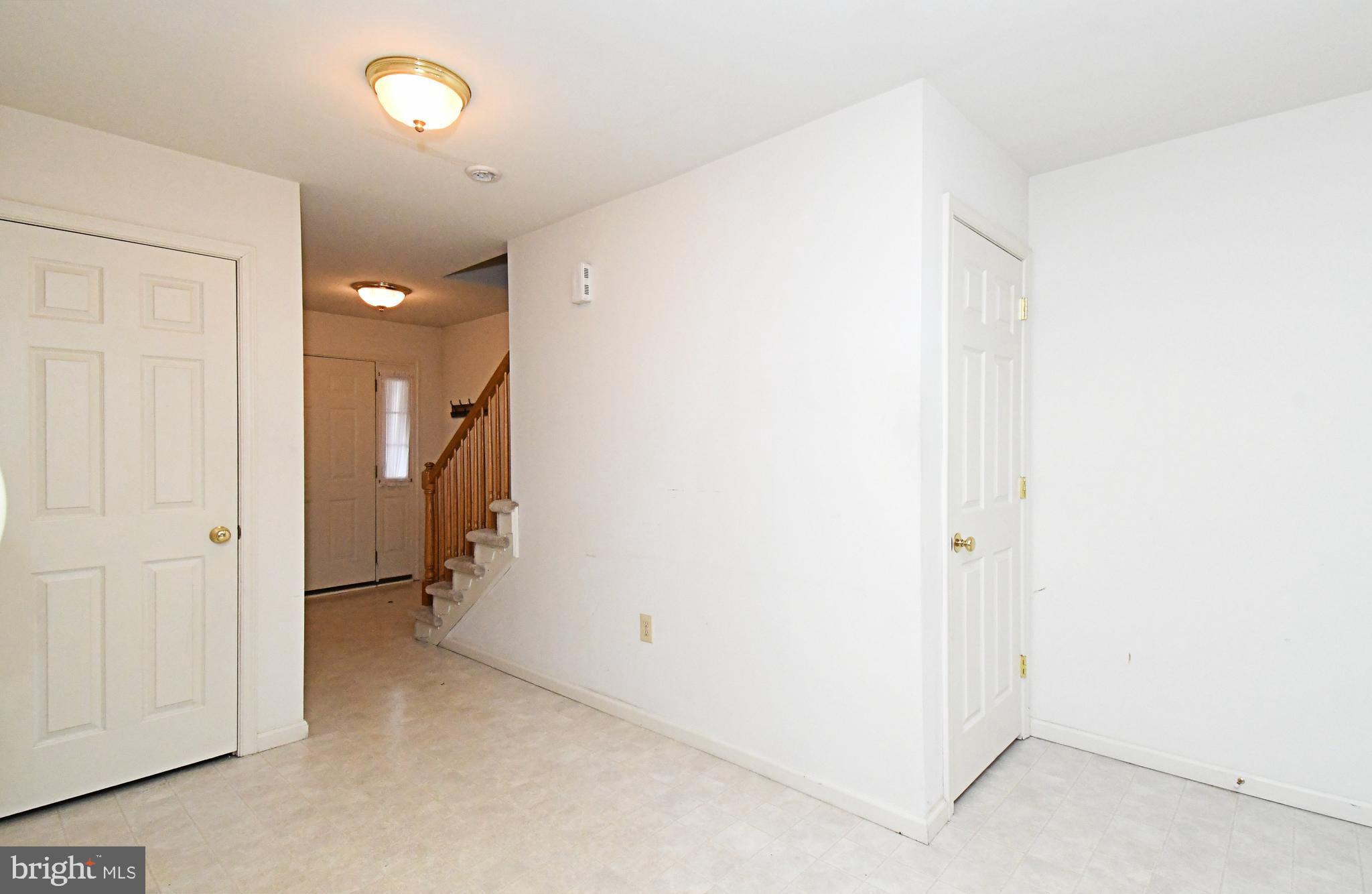 COURT AT THE LEDGES - Residential