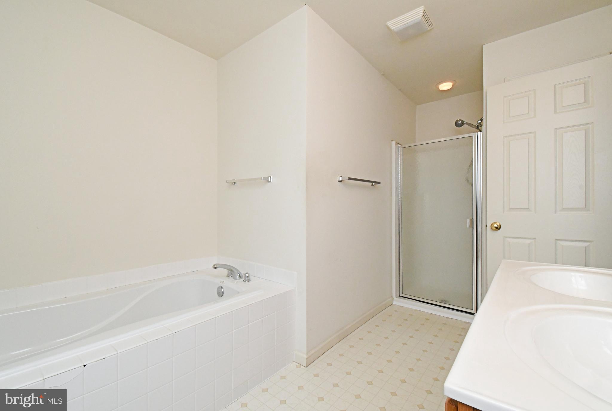 COURT AT THE LEDGES - Residential