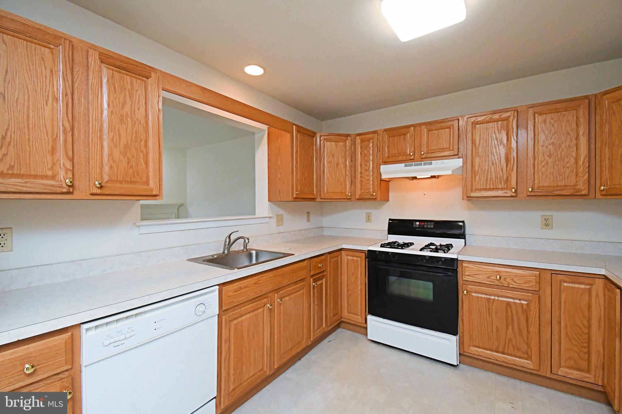 COURT AT THE LEDGES - Residential