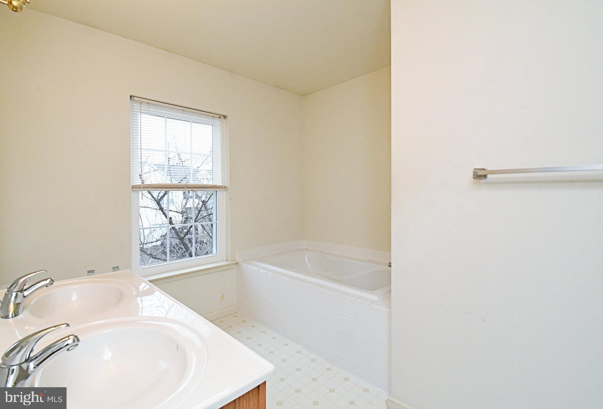 COURT AT THE LEDGES - Residential