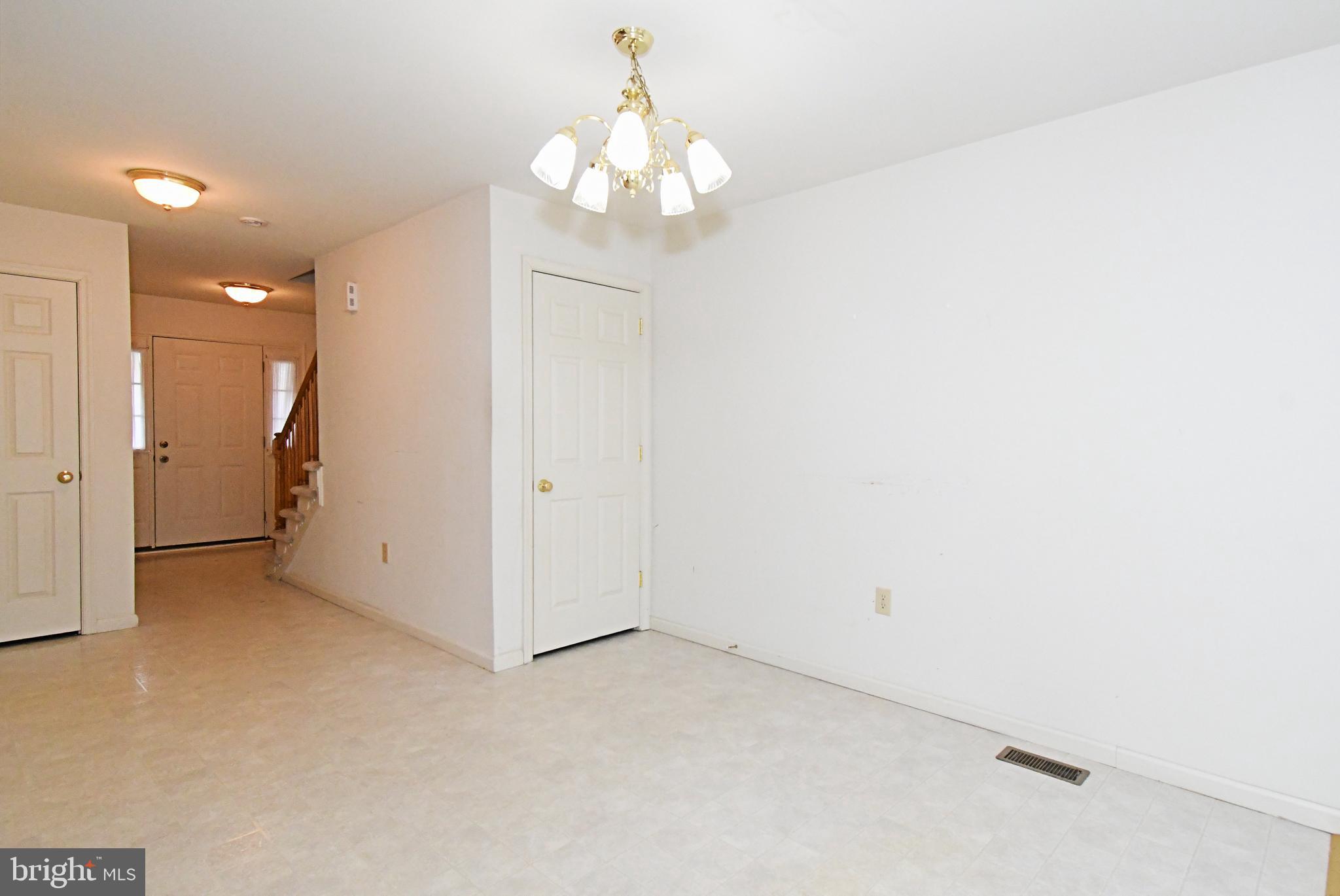 COURT AT THE LEDGES - Residential