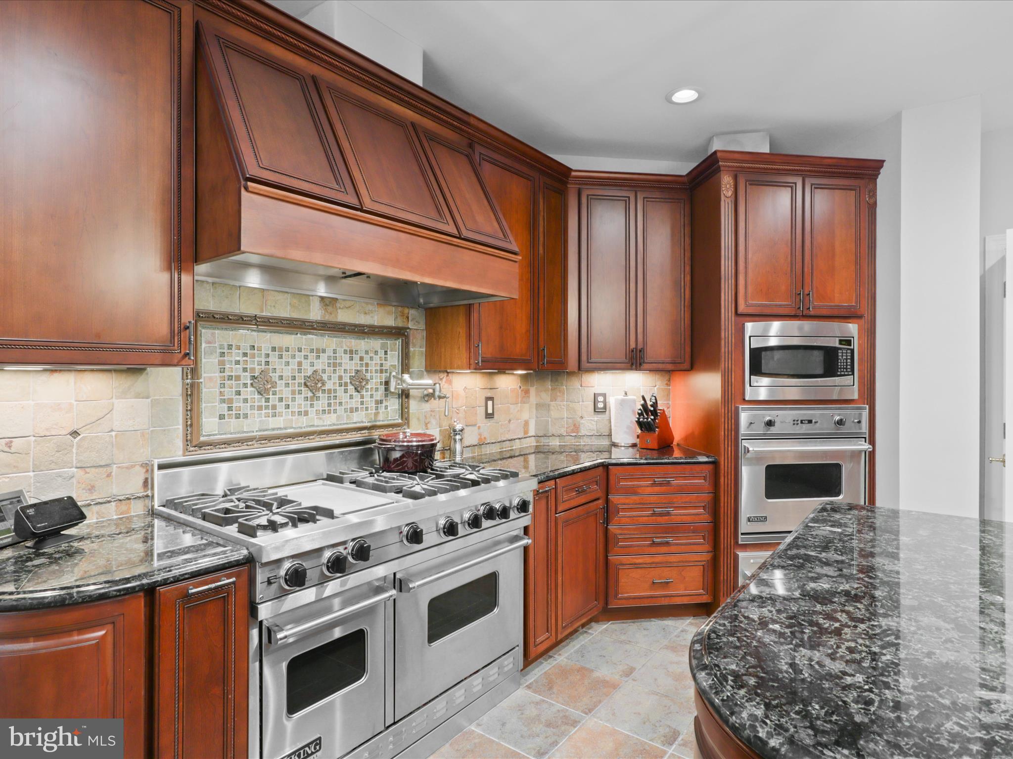 TWELVE OAKS - Residential