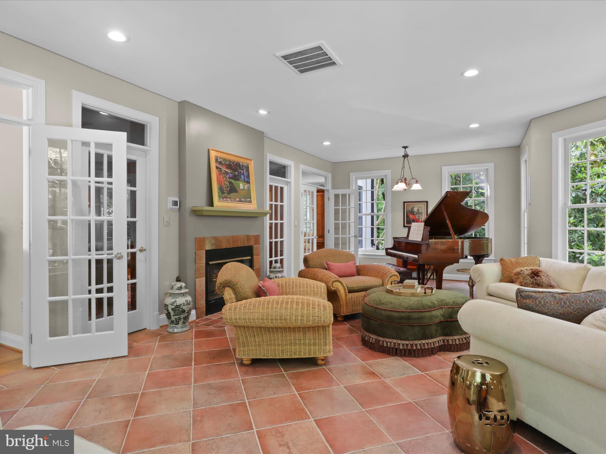 TWELVE OAKS - Residential