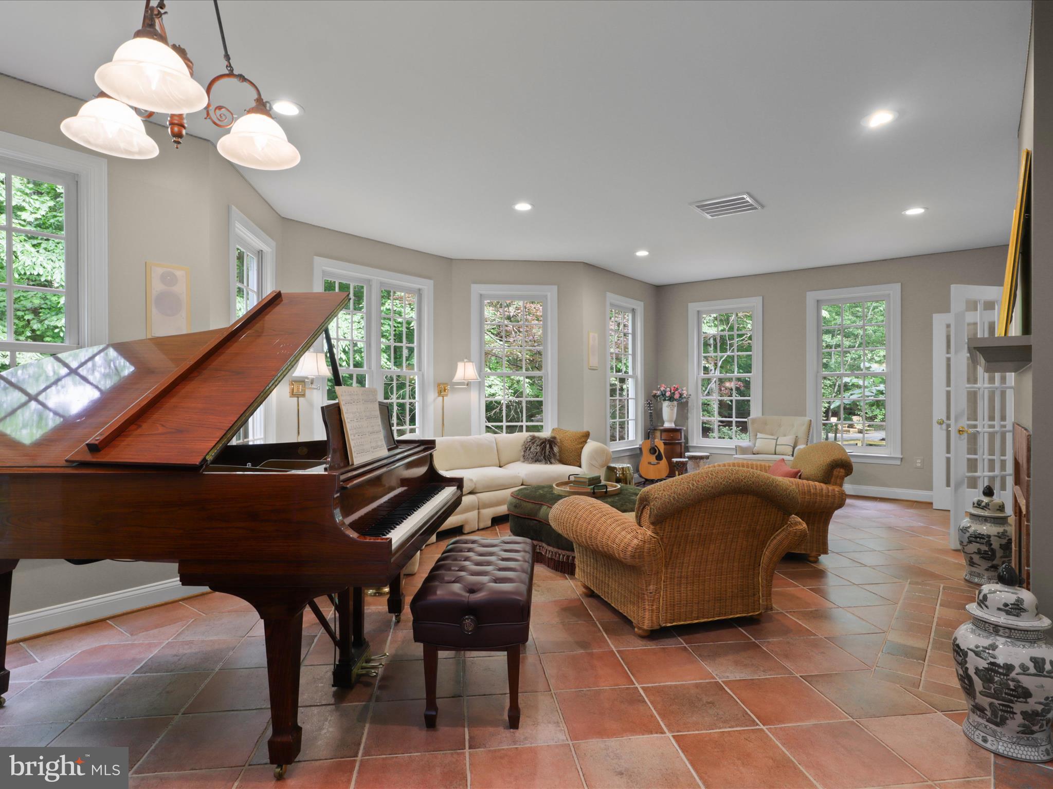 TWELVE OAKS - Residential