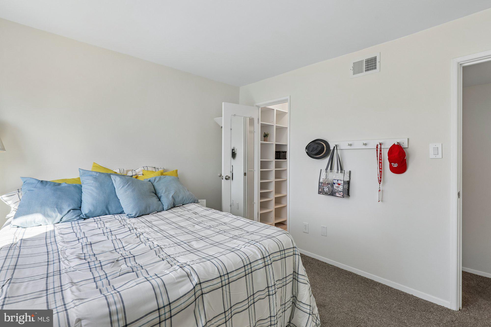 YORKTOWNE SQUARE - Residential