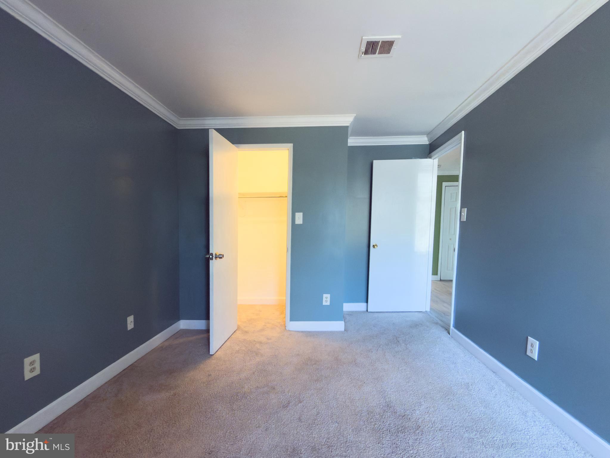 HUNTLEY SQUARE CONDOMINIUMS - Residential