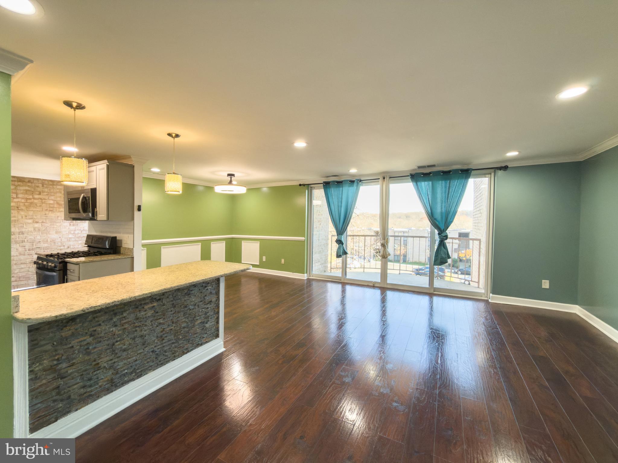 HUNTLEY SQUARE CONDOMINIUMS - Residential