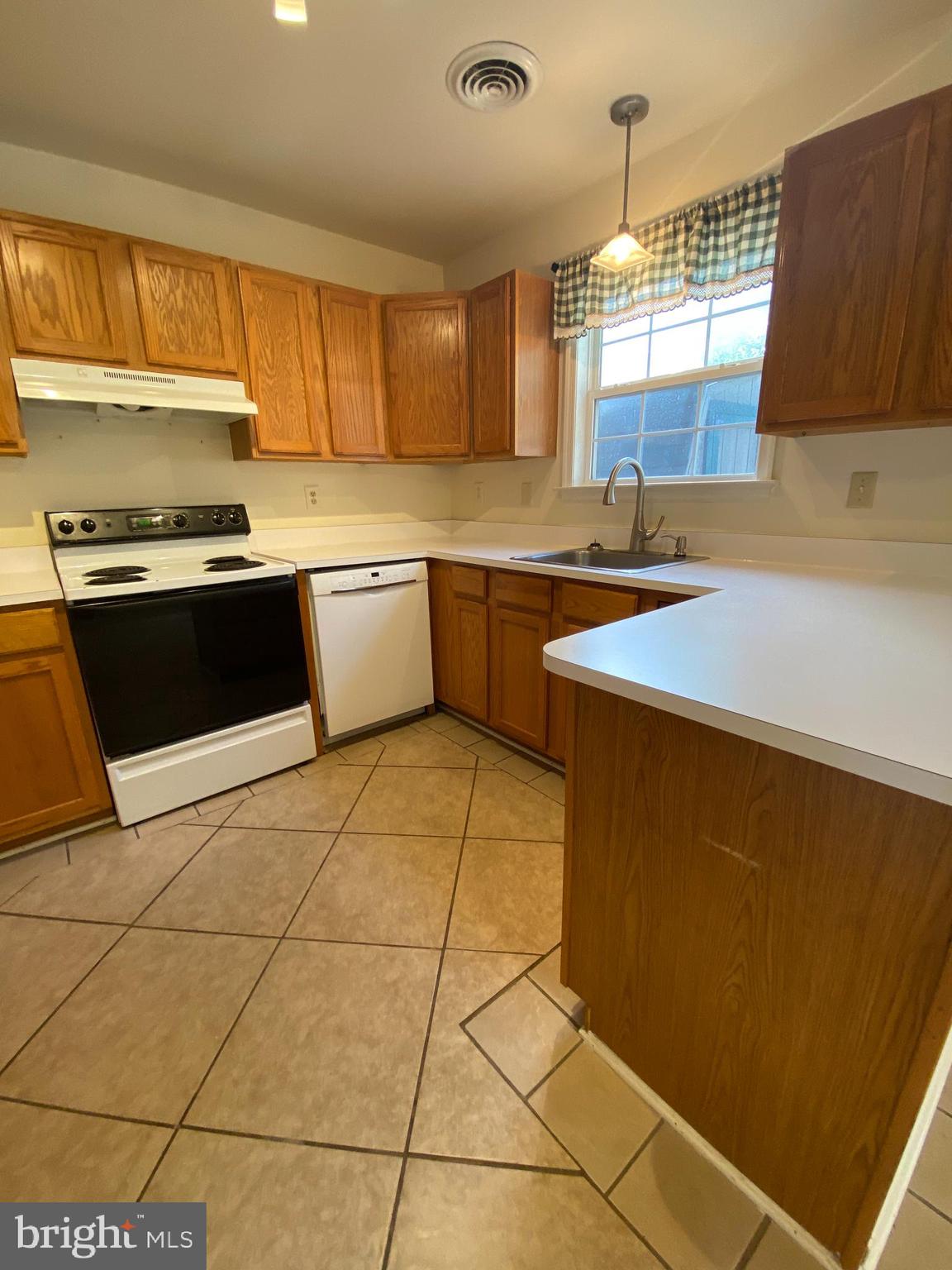 Well-maintained townhome close to downtown. This 2-level home features 3 bedrooms and 2.5 baths. The first floor has elegant tile flooring. The living room, kitchen, dining room, laundry, and half bath make up the indoor living space. The backyard includes a storage shed and fence. The primary bedroom has a walk-in closet and full bathroom.