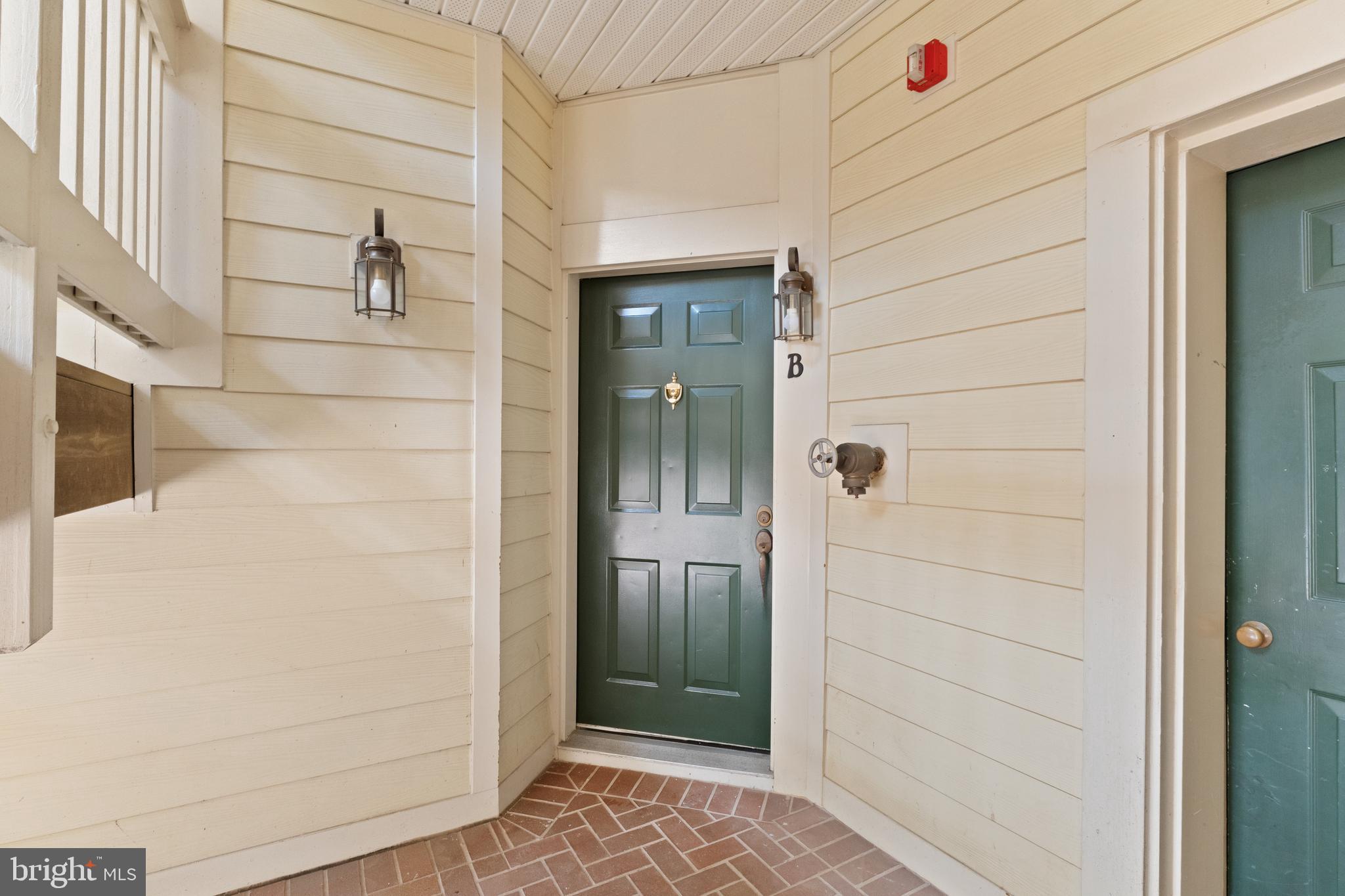 1324 GARDEN WALL CIRCLE 305