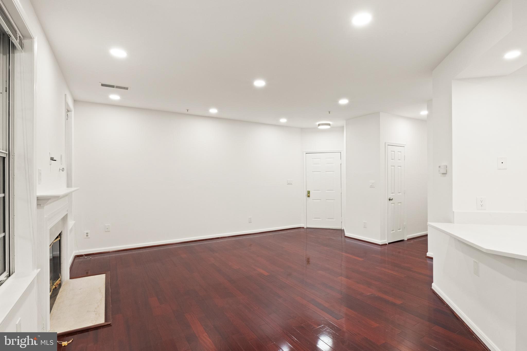 1324 GARDEN WALL CIRCLE 305