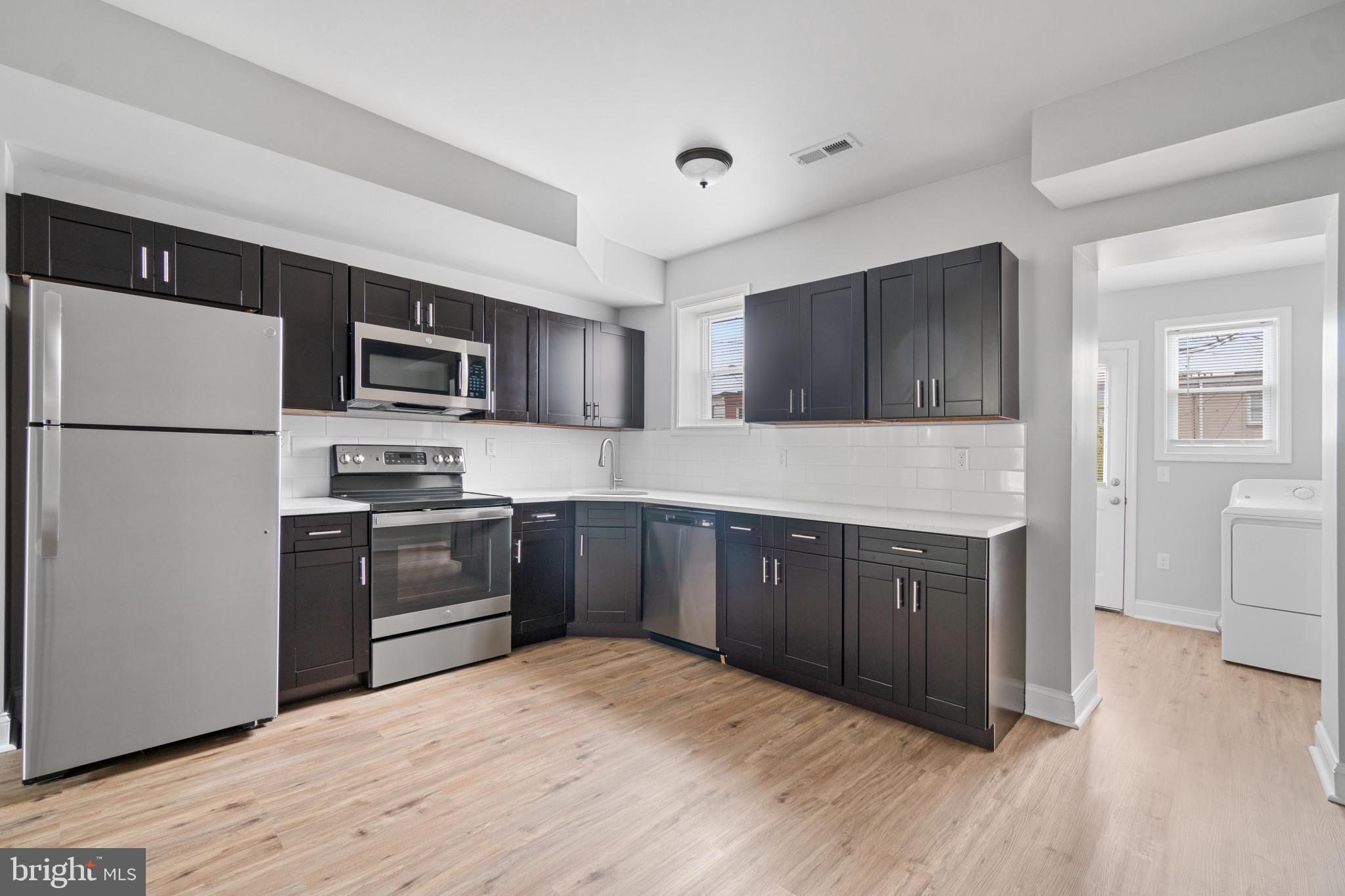 ELLWOOD PARK - Residential Lease