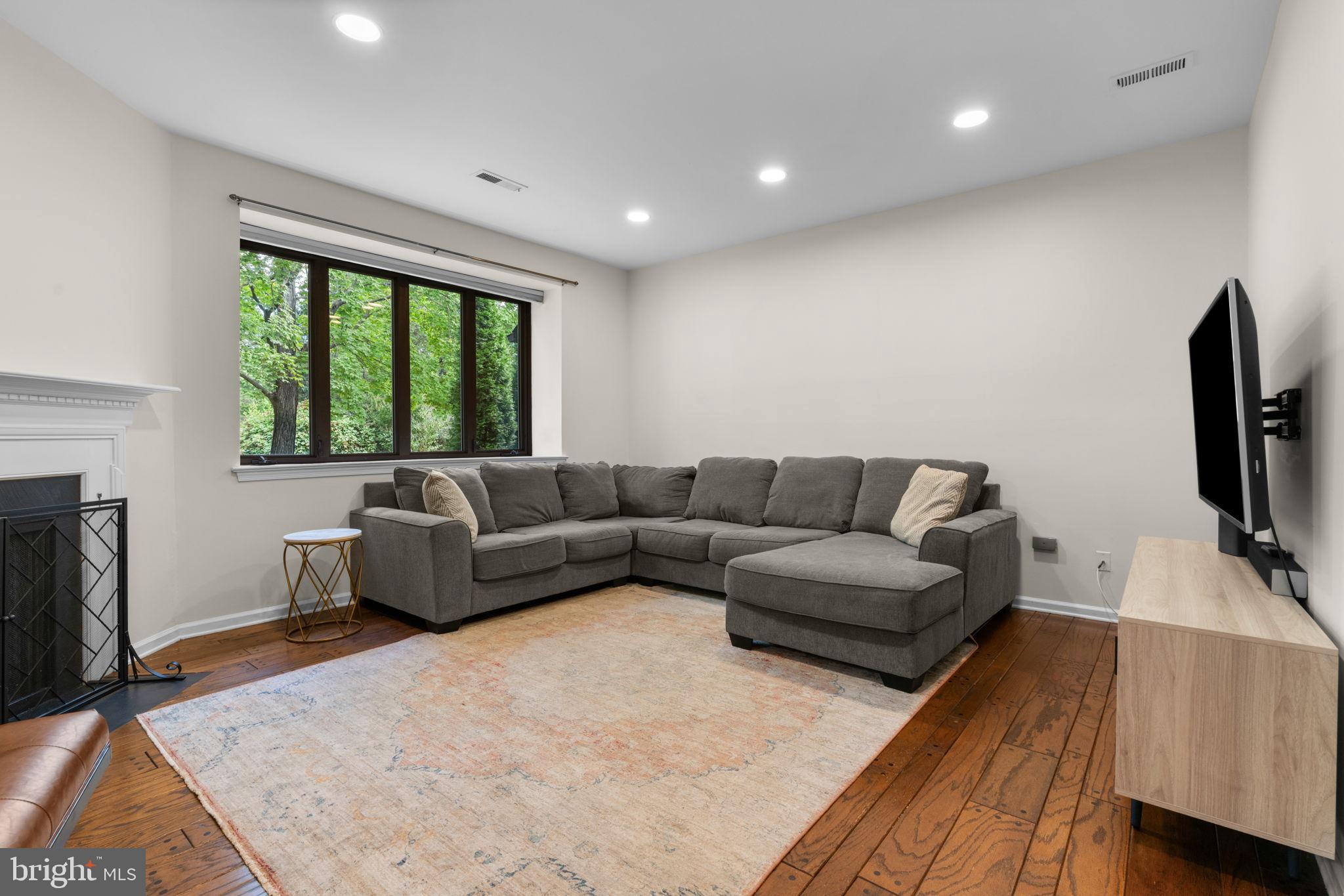 2 FARMINGTON PLACE