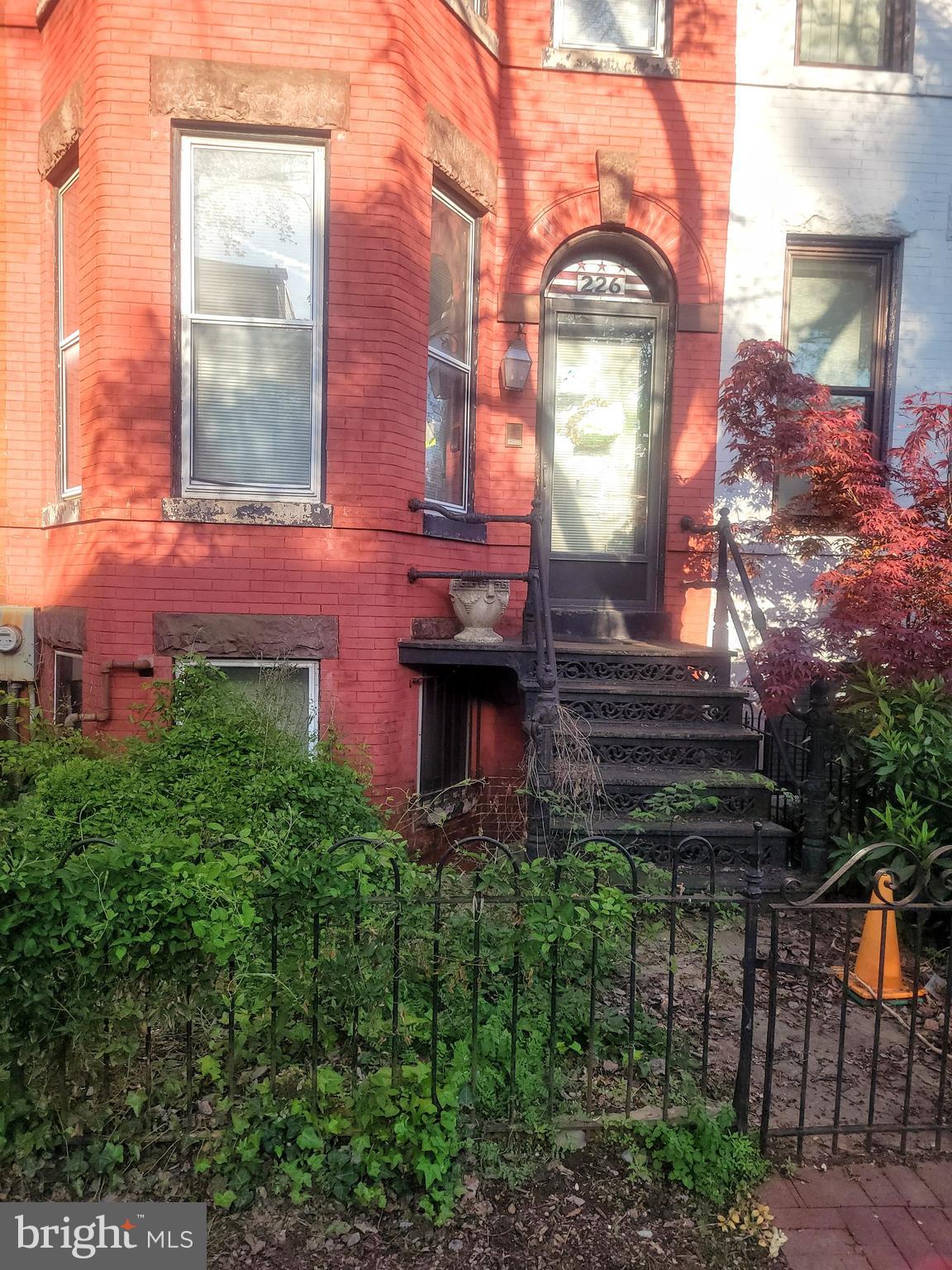 226 10TH STREET SE