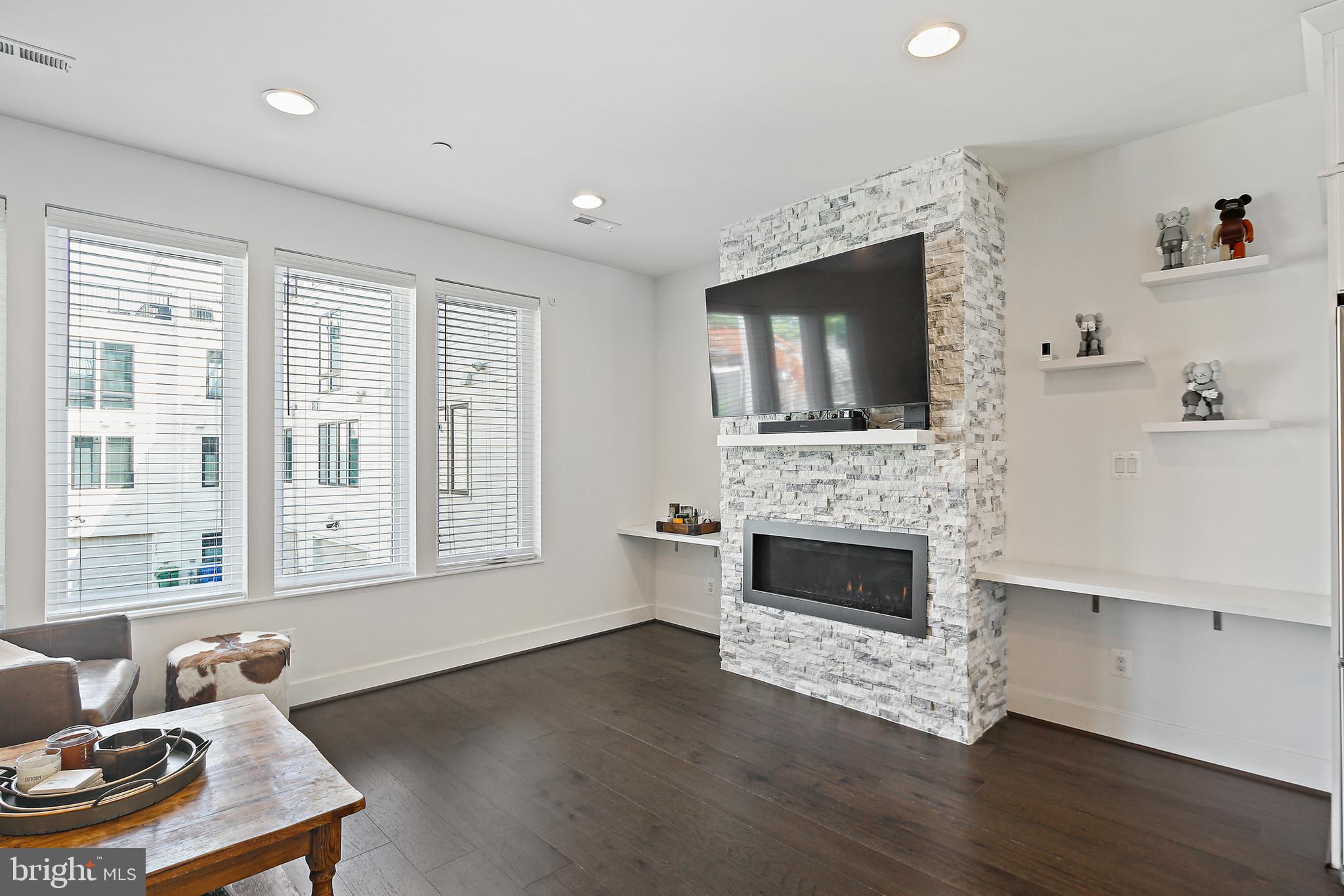 LOCUST POINT - Residential