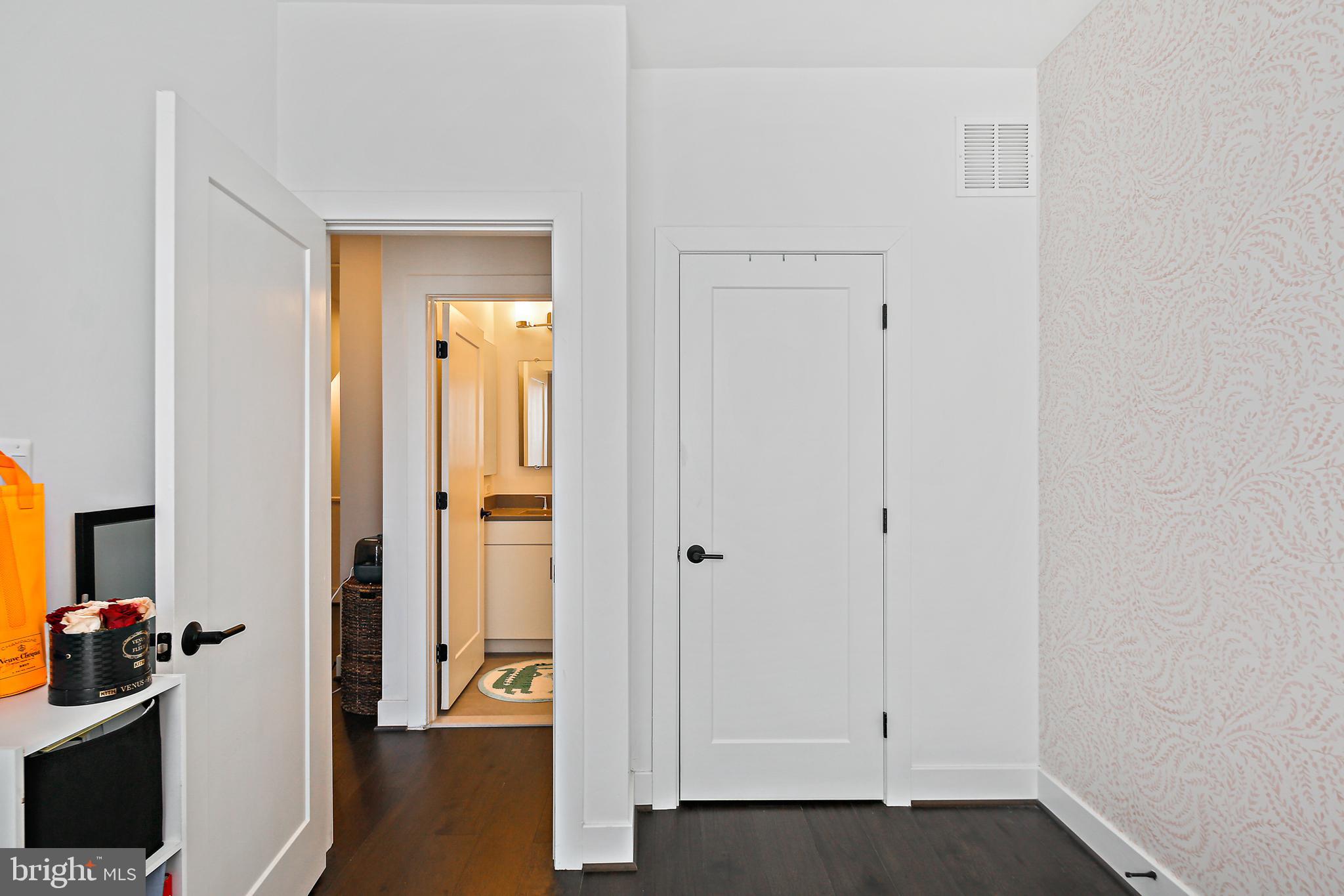 LOCUST POINT - Residential