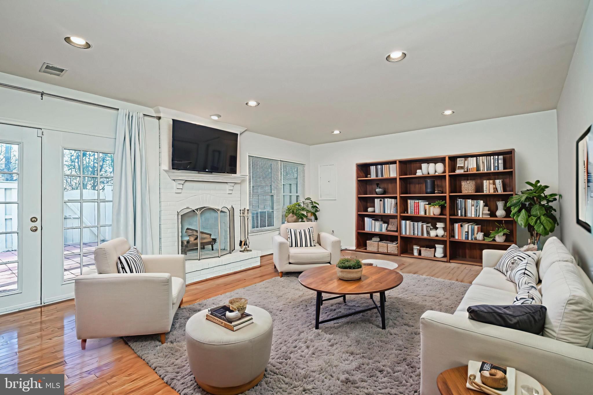 COURTHOUSE WOODS - Residential