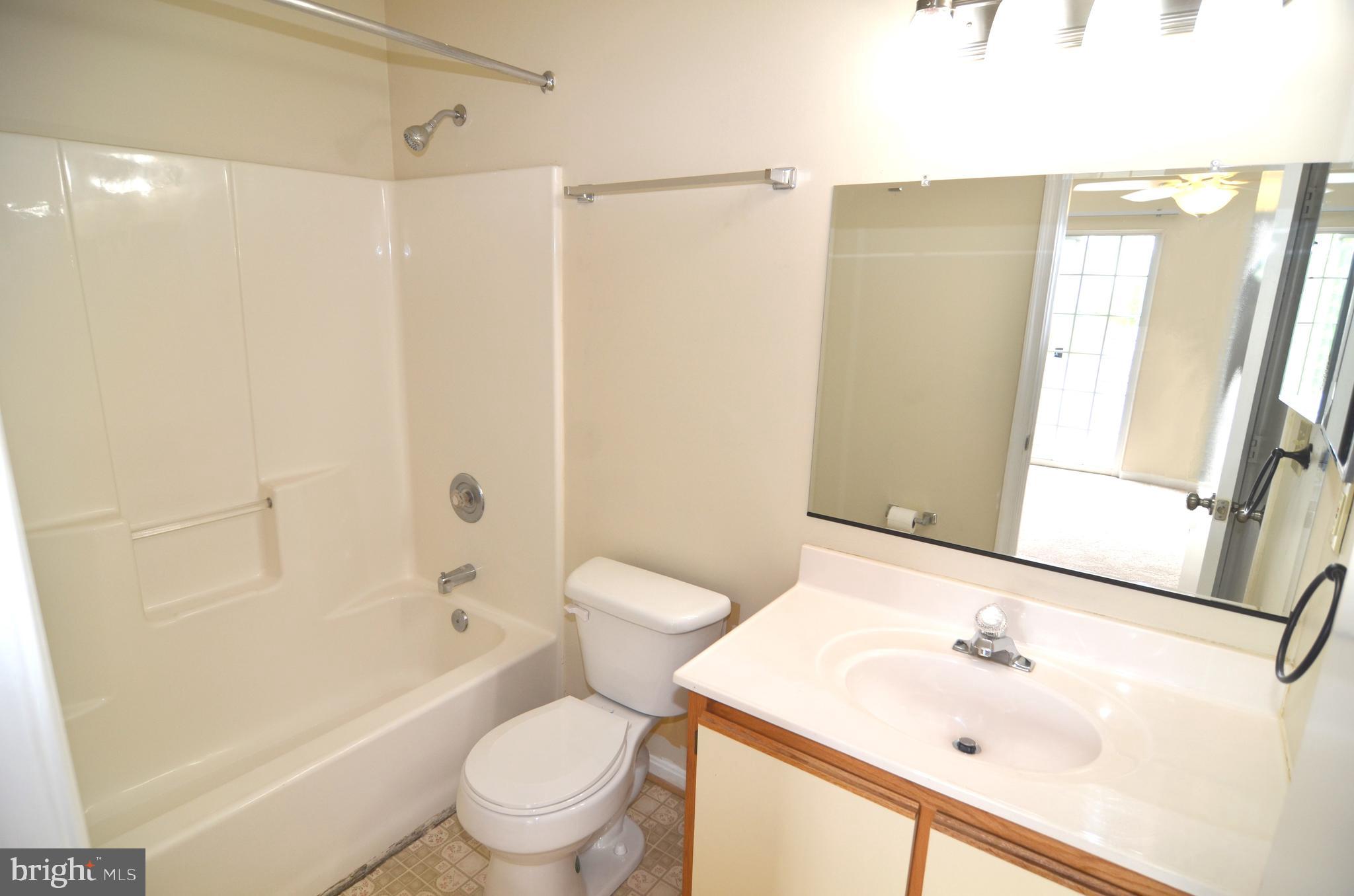 COLUMBIA COMMONS - Residential Lease