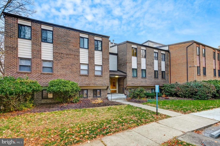 Welcome Home! Fully updated beautiful 1 bedroom, 1 bathroom condo in Rockland Run. Kitchen boasts brand new stainless steel appliances. Spacious living room and bedrooms boast new laminate flooring.  Additional built-in office/storage area. Storage locker and community laundry in building. Excellent location near great schools, shopping, restaurants and adjacent to 695. Must see!!