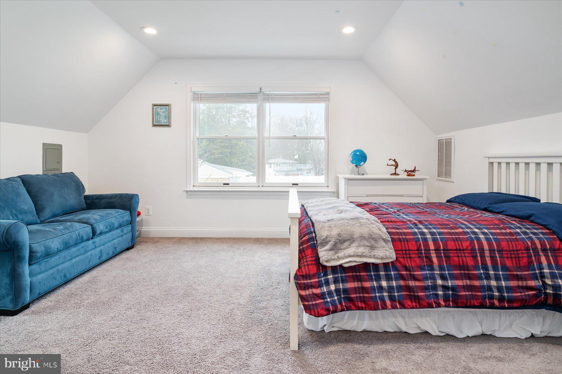 ROLLING KNOLLS - Residential