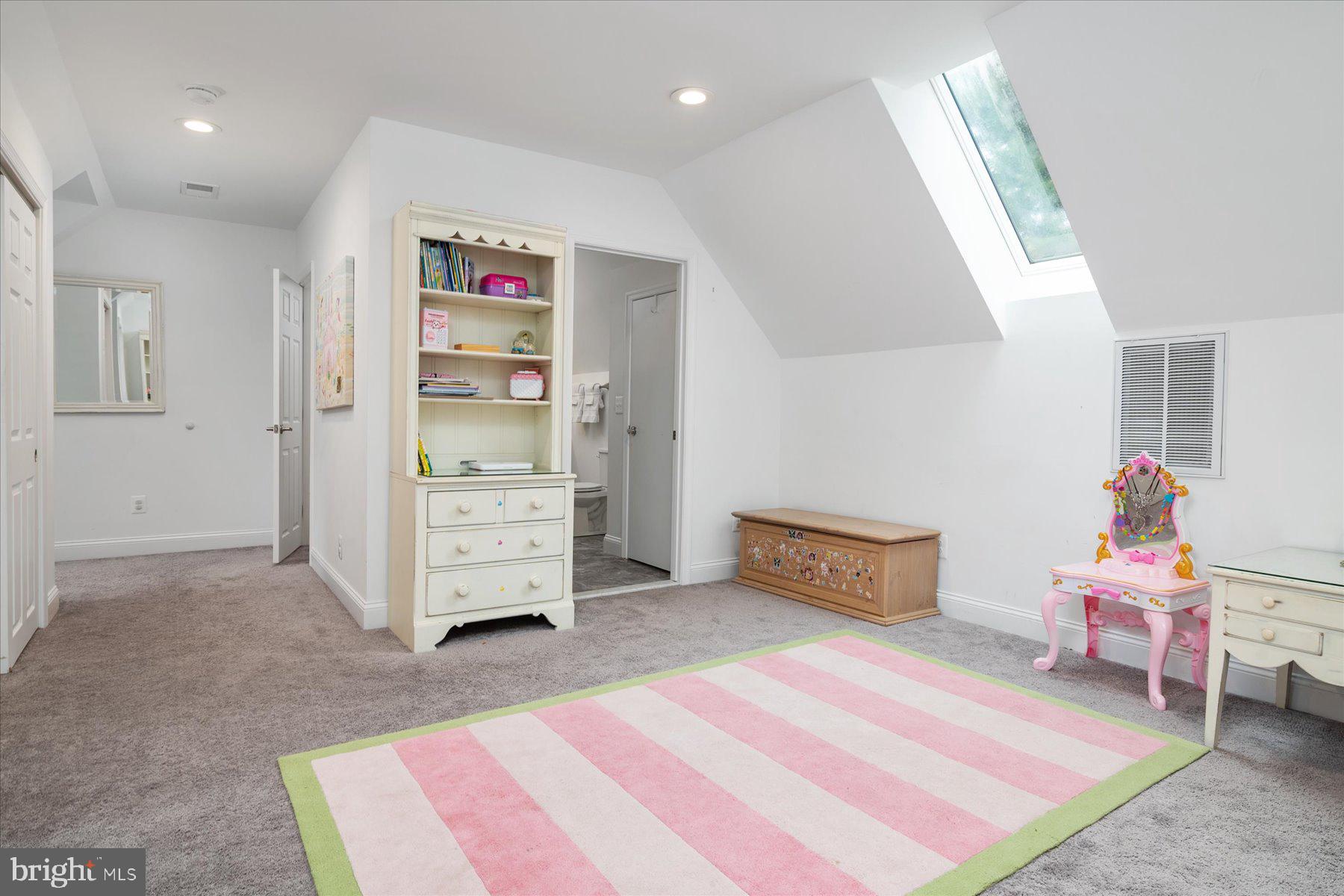 ROLLING KNOLLS - Residential