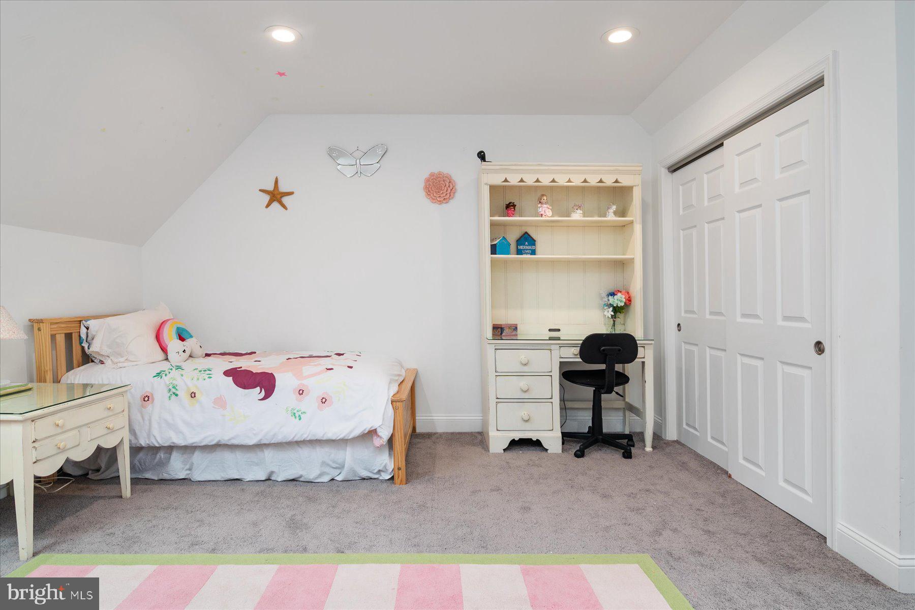 ROLLING KNOLLS - Residential