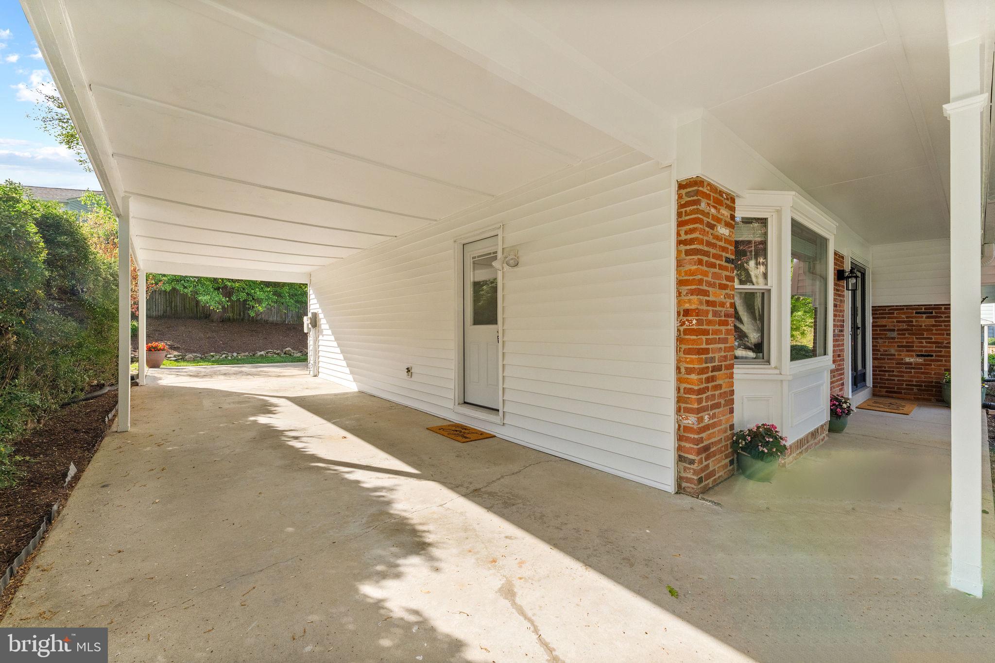 MANOR LAKE - Residential