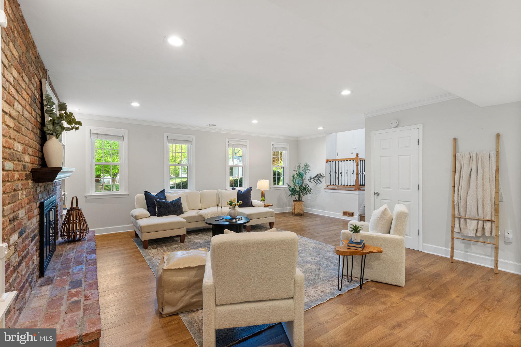MANOR LAKE - Residential