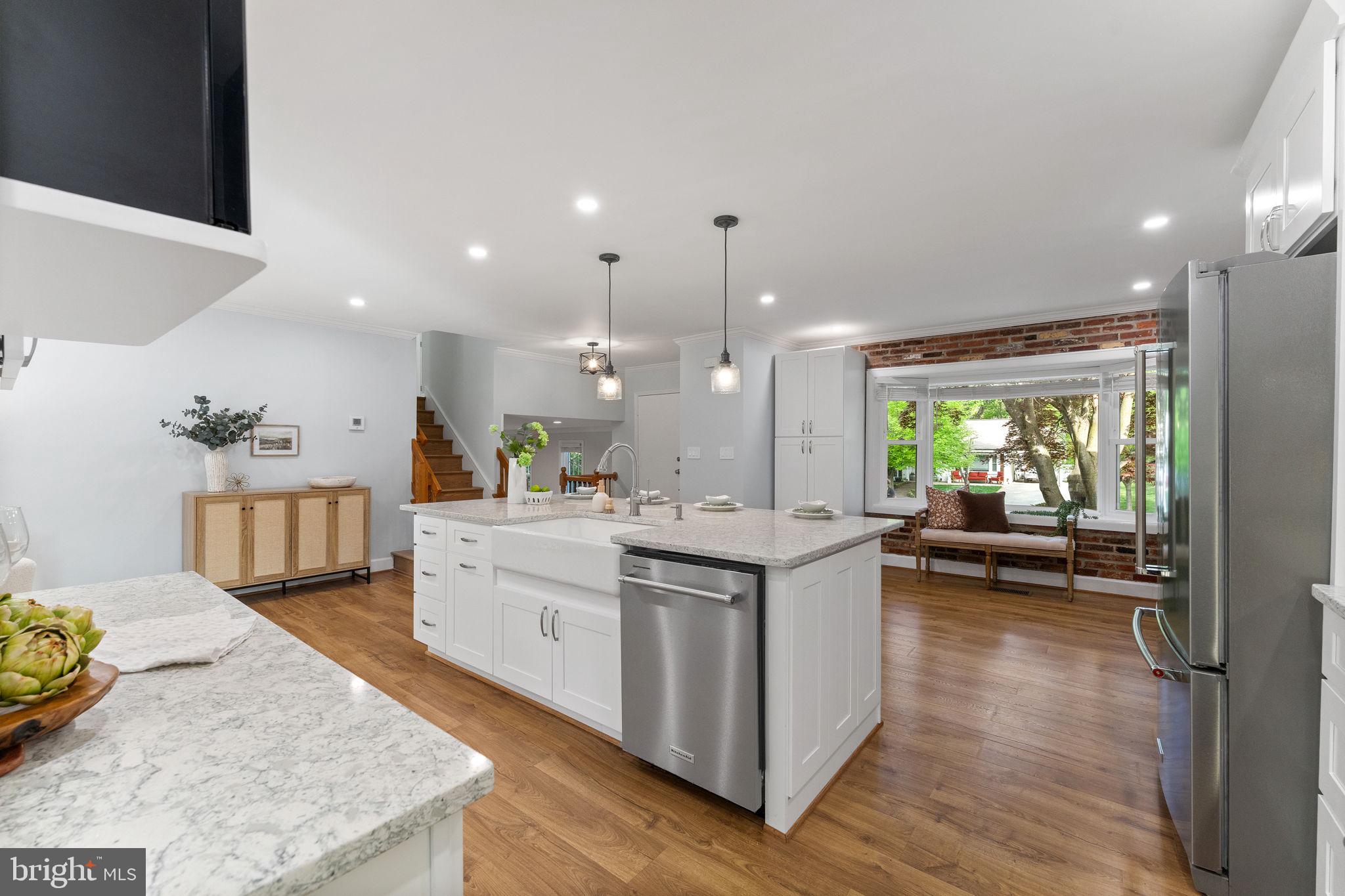 MANOR LAKE - Residential