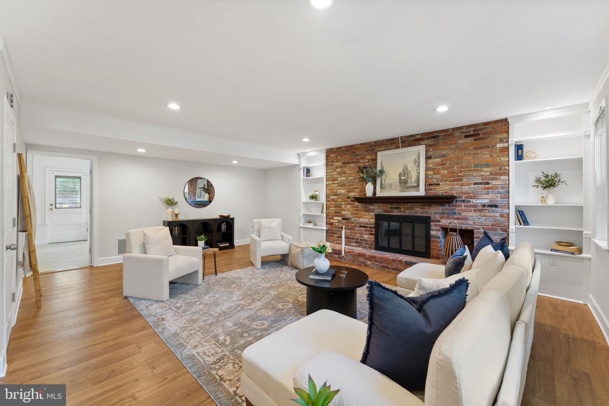 MANOR LAKE - Residential