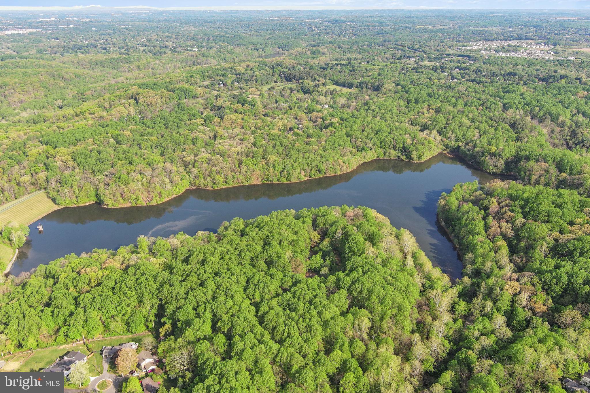 MANOR LAKE - Residential