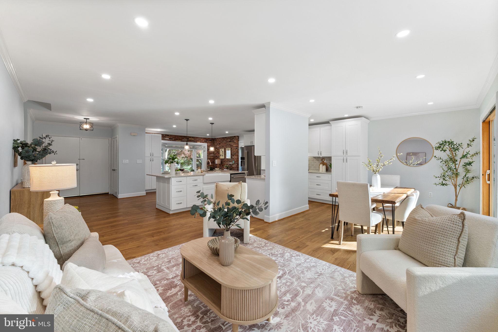 MANOR LAKE - Residential