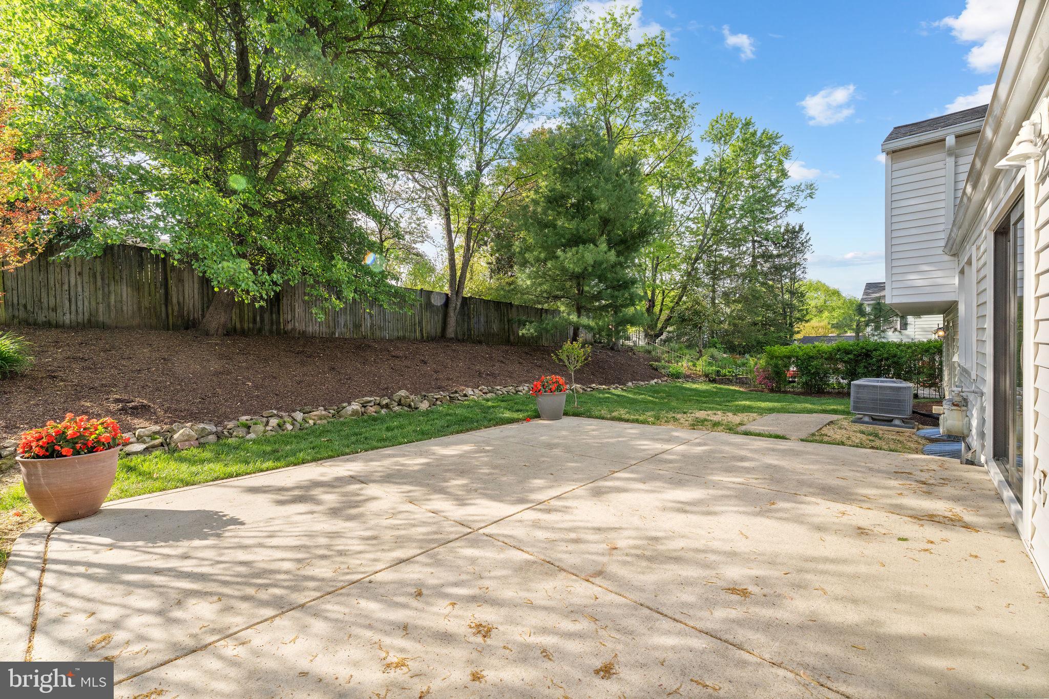 MANOR LAKE - Residential