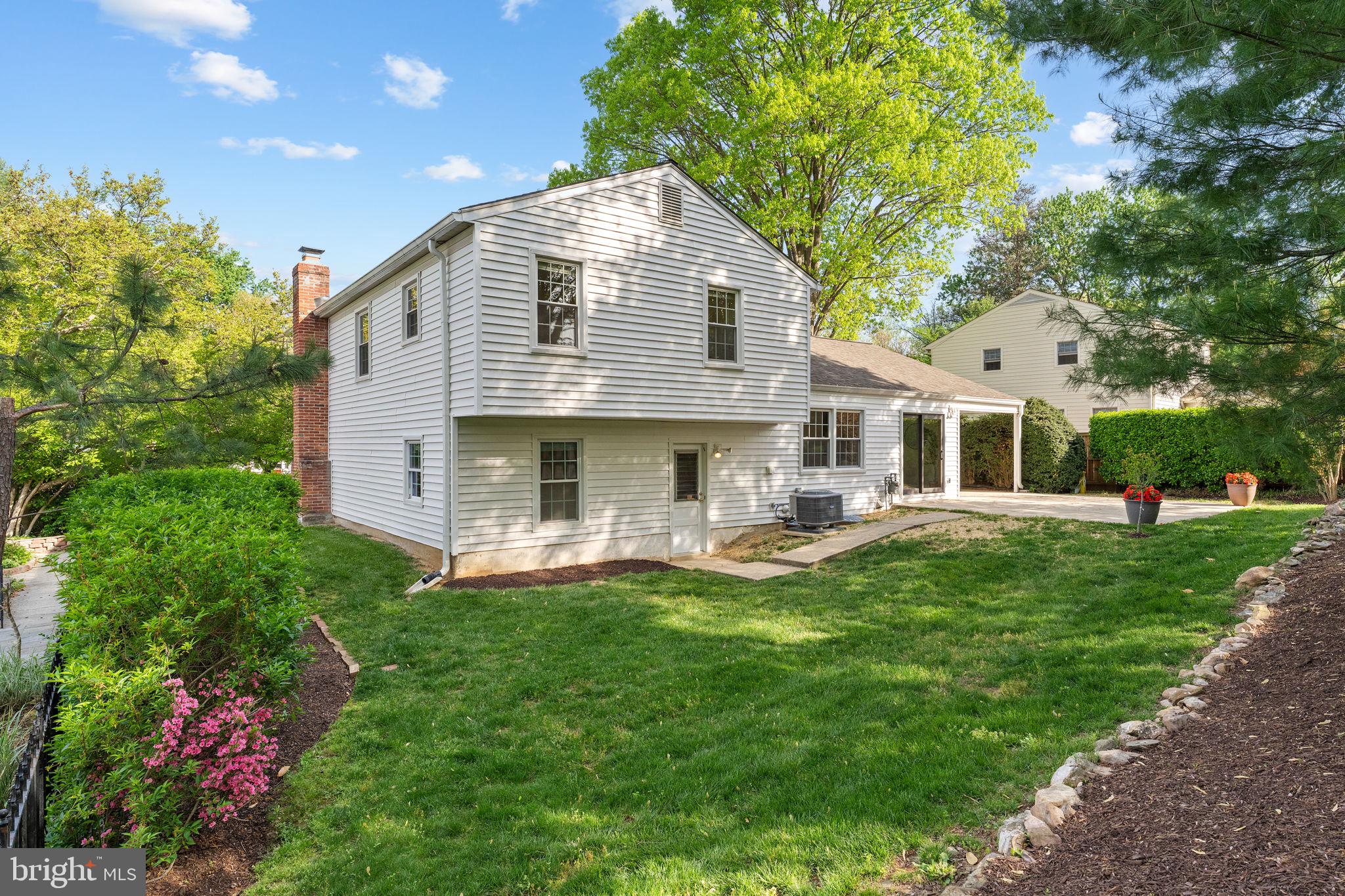 MANOR LAKE - Residential