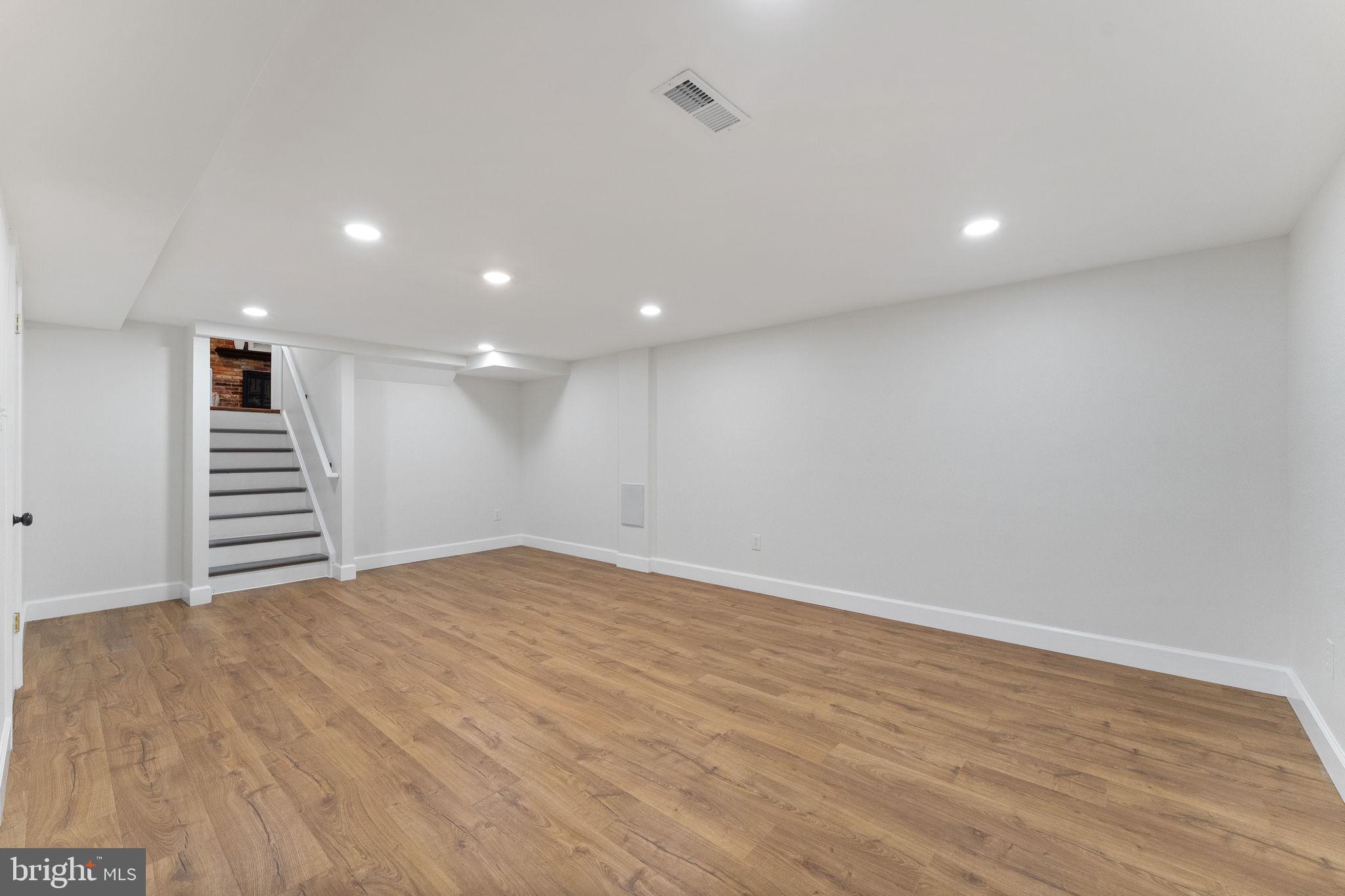 MANOR LAKE - Residential