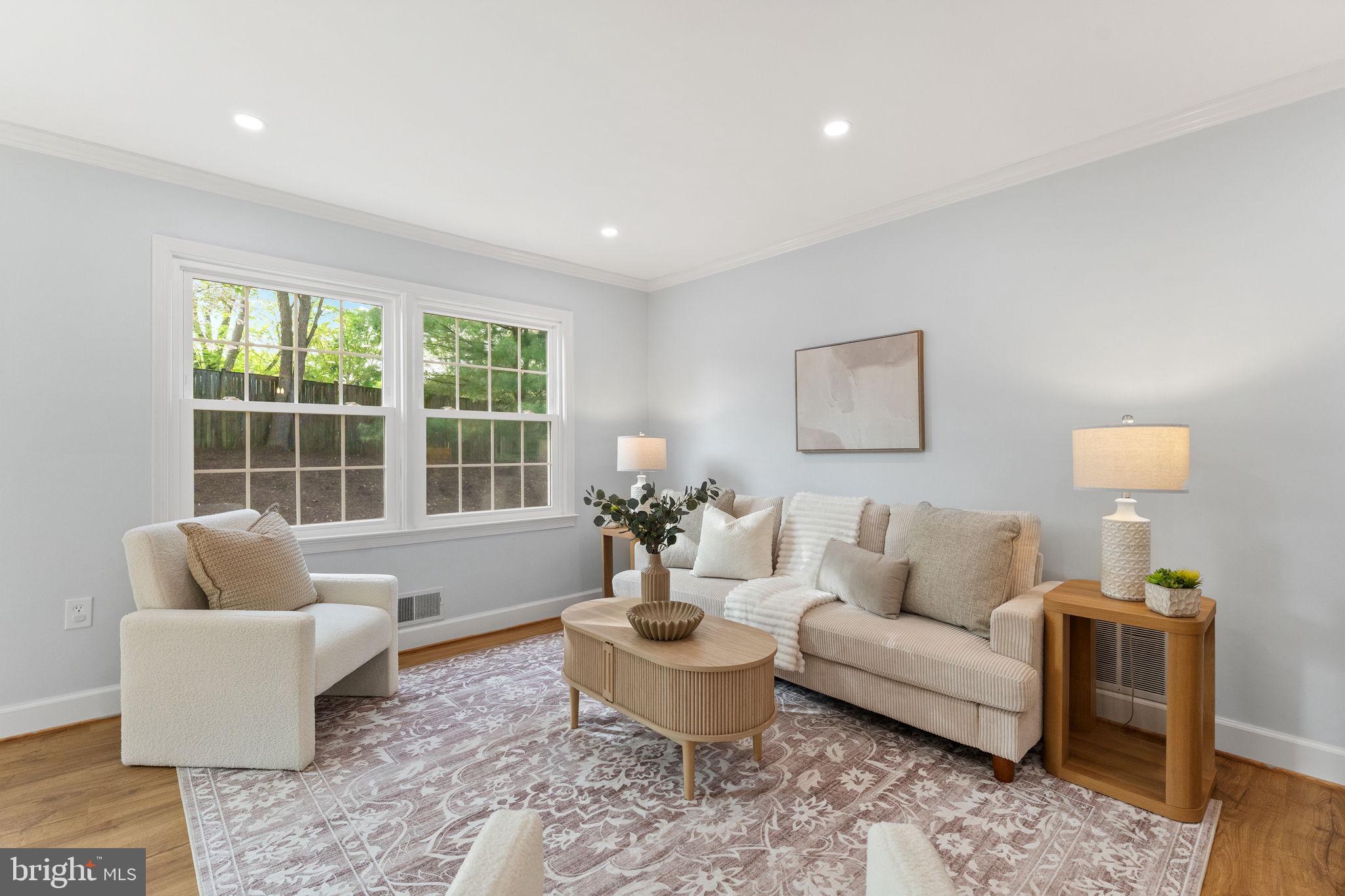 MANOR LAKE - Residential
