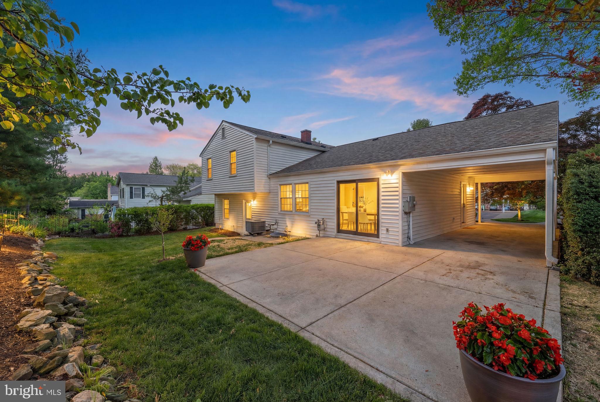 MANOR LAKE - Residential