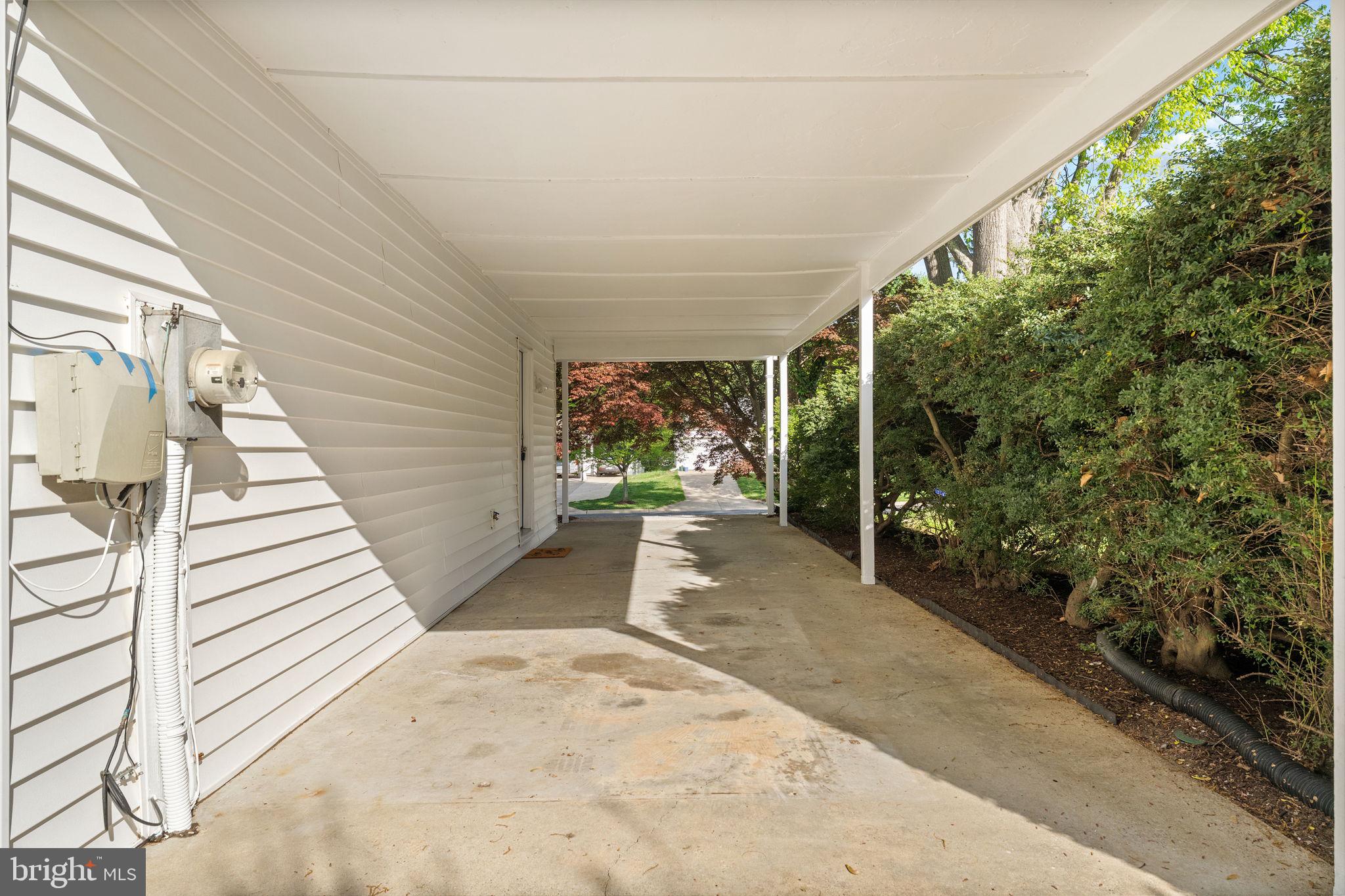 MANOR LAKE - Residential
