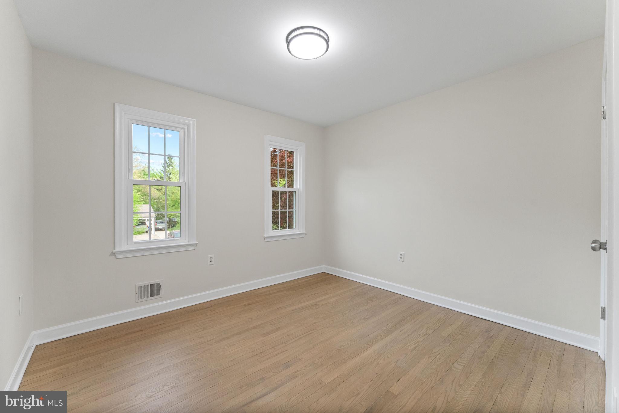 MANOR LAKE - Residential
